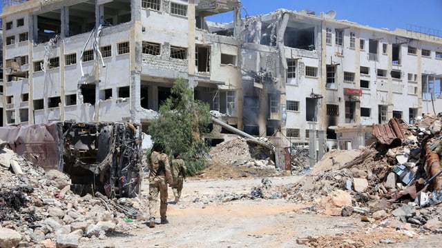 Syrische Soldaten in einem komplett zerstörten Viertel von Aleppo. Syrische Soldaten in einem komplett zerstörten Viertel von Aleppo.