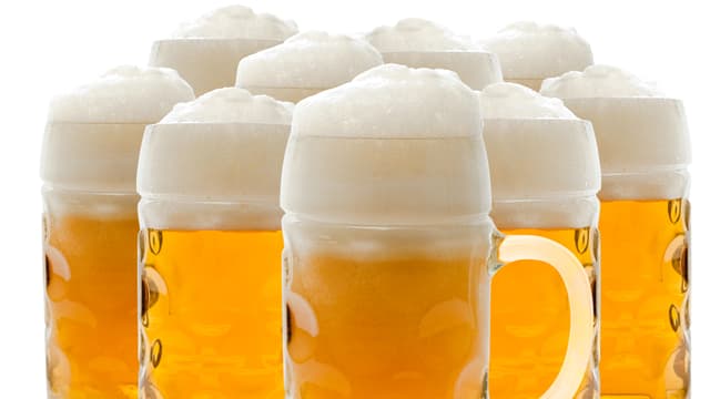 Mehrere Biergläser nebeneinander. Mehrere Biergläser nebeneinander.