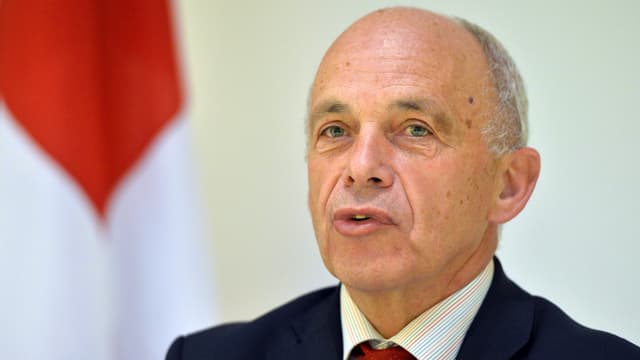 Bundesrat Ueli Maurer vor Schweizer Flagge. Bundesrat Ueli Maurer vor Schweizer Flagge.