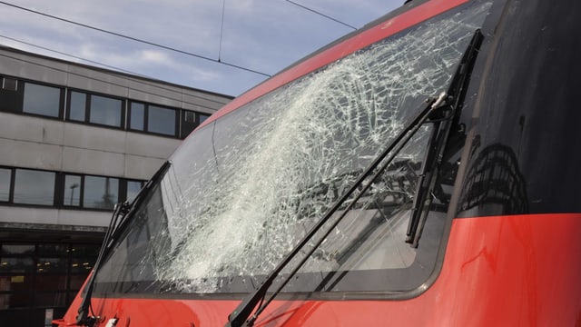 Beschädigte Frontscheibe einer SBB-Lok Beschädigte Frontscheibe einer SBB-Lok
