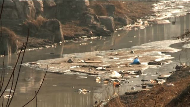 Fluss mit Verschmutzung Fluss mit Verschmutzung