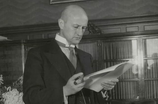 Foto in schwarzweiss: Bundesrat Philipp Etter in seinem Bundesratsbüro beim Aktenstudium zirka 1939. Foto in schwarzweiss: Bundesrat Philipp Etter in seinem Bundesratsbüro beim Aktenstudium zirka 1939.