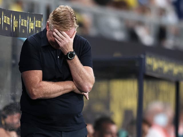 Barcelonas Trainer Ronald Koeman hält die Hände vors Gesicht Barcelonas Trainer Ronald Koeman hält die Hände vors Gesicht