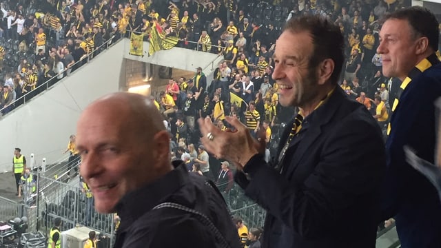 Kuno Lauener klatscht auf der Tribüne. Kuno Lauener klatscht auf der Tribüne.