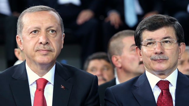 Erdogan (l.) und Davutoglu sitzen nebeneinander Erdogan (l.) und Davutoglu sitzen nebeneinander