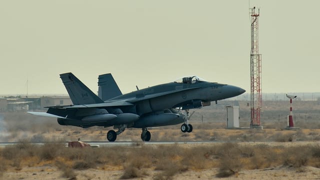 Kanadischer Kampfjet bei der Landung auf einem Flughafen Kanadischer Kampfjet bei der Landung auf einem Flughafen