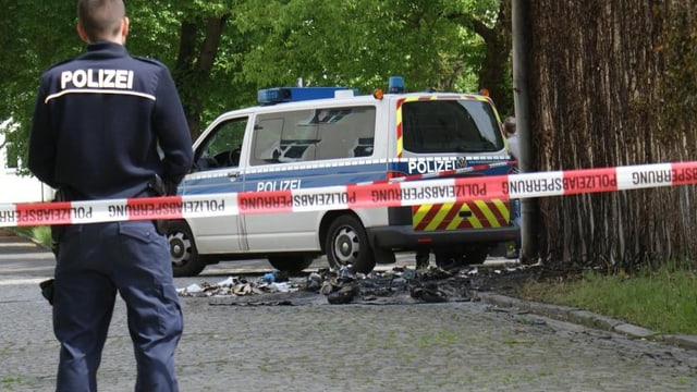 Ein Polizist bewacht ein abgesperrtes Gebiet in Zossen. (twitter.com/welt) Ein Polizist bewacht ein abgesperrtes Gebiet in Zossen. (twitter.com/welt)