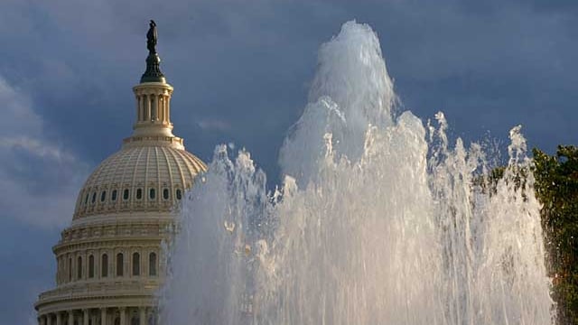 Ein Springbrunnen vor dem Capitol in Washington. Ein Springbrunnen vor dem Capitol in Washington.
