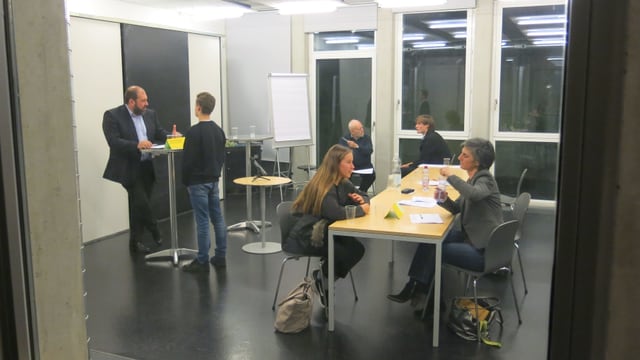 Je eine Schülerin / ein Schüler mit einem Jurymitglied im Schulzimmer. Je eine Schülerin / ein Schüler mit einem Jurymitglied im Schulzimmer.