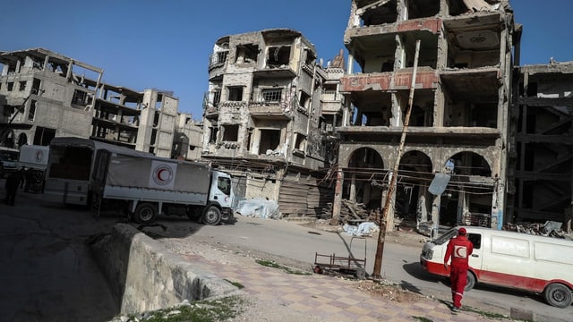 Frewillige laden in Duma in Syrien einen Hilfskonvoi ab. Frewillige laden in Duma in Syrien einen Hilfskonvoi ab.