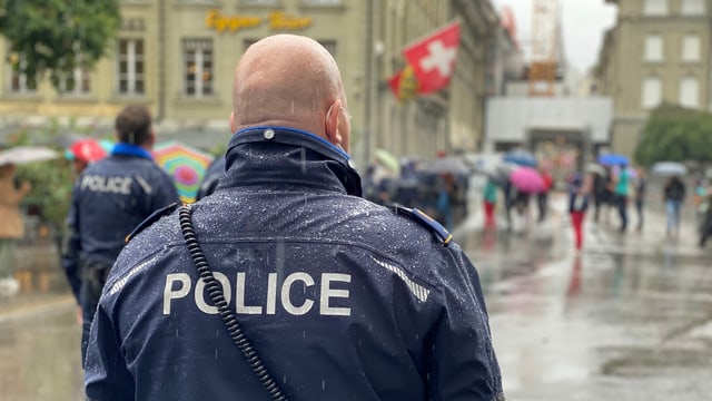 Ein Polizist überblickt den Bundesplatz in Bern.