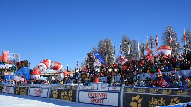 Die zahlreichen Schweizer Fans genossen im Zielraum von Salastrains die Sonne und den Sieg von Lara Gut. Die zahlreichen Schweizer Fans genossen im Zielraum von Salastrains die Sonne und den Sieg von Lara Gut.