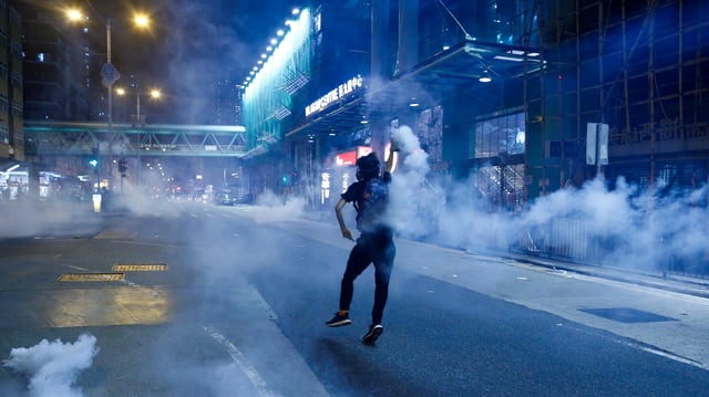 Demonstrant im Tränengas-Nebel. Demonstrant im Tränengas-Nebel.