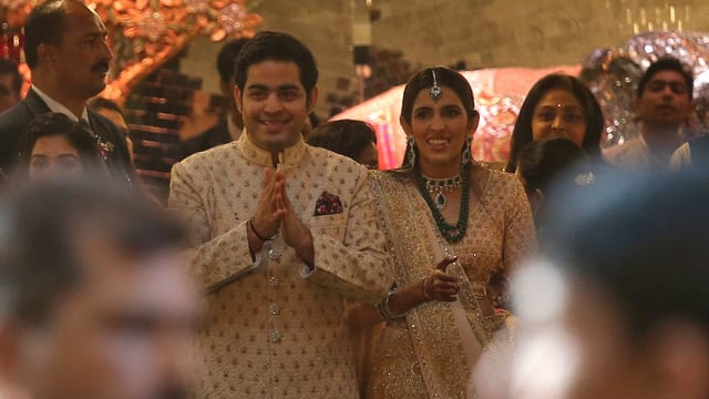 Ils spus durant la nozza da la sora dad Akash Ambani. Ils spus durant la nozza da la sora dad Akash Ambani.