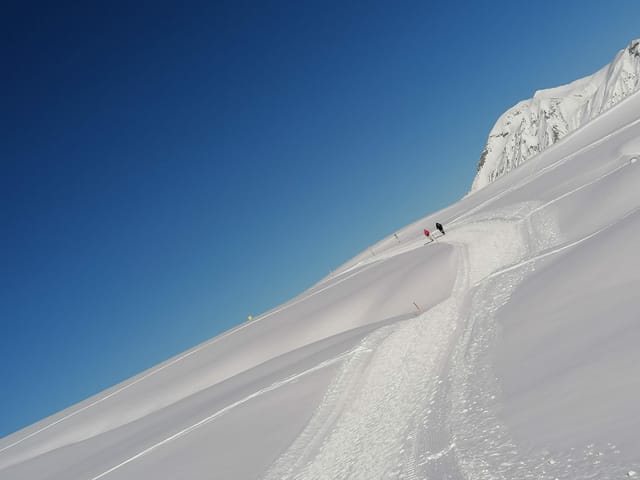 Tief verschneite Gletscherlandschaft.