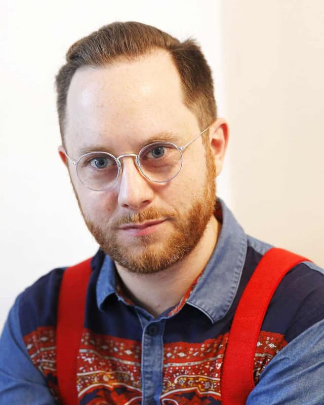 Mann mit buntem Hemd und Hosenträgern. Mann mit buntem Hemd und Hosenträgern.