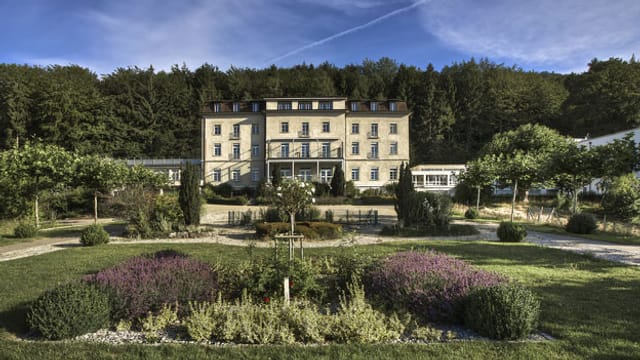Bild der Klinik vor dem Waldrand. Bild der Klinik vor dem Waldrand.