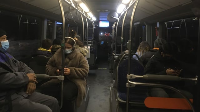 Menschen im Bus. Menschen im Bus.