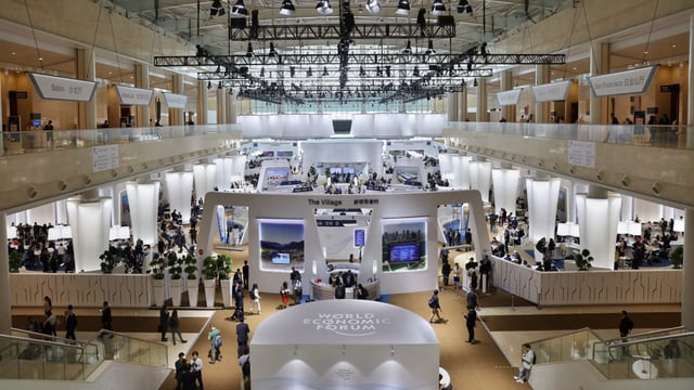Grosse Halle mit vielen Leuten Grosse Halle mit vielen Leuten