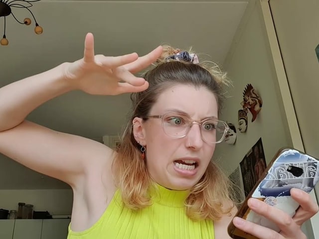 Lockdown? Keine Auftritte mehr? Da machen wir einen mehrteiligen Poetry Slam aus der Ferne! Der Vorschlag von Schnabelweid-Redaktor André Perler wurde kurzerhand umgesetzt. 12 Sprachkünstlerinnen und -künstler machten mit, das Publikum kürte den Sieger. Andreas Kessler setzte sich im Finale gegen Miriam Schöb, Alessandra Willi und Valerio Moser durch. Lockdown? Keine Auftritte mehr? Da machen wir einen mehrteiligen Poetry Slam aus der Ferne! Der Vorschlag von Schnabelweid-Redaktor André Perler wurde kurzerhand umgesetzt. 12 Sprachkünstlerinnen und -künstler machten mit, das Publikum kürte den Sieger. Andreas Kessler setzte sich im Finale gegen Miriam Schöb, Alessandra Willi und Valerio Moser durch.