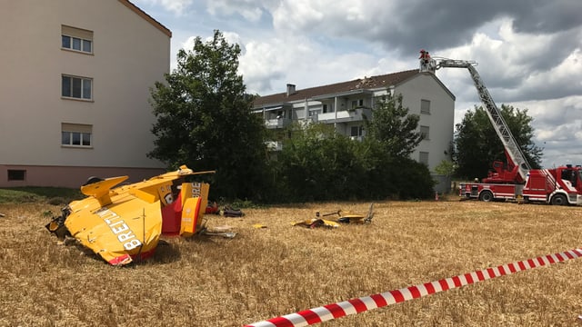 Links das Flugzeugwrack, rechts das beschädigte Hausdach. Links das Flugzeugwrack, rechts das beschädigte Hausdach.