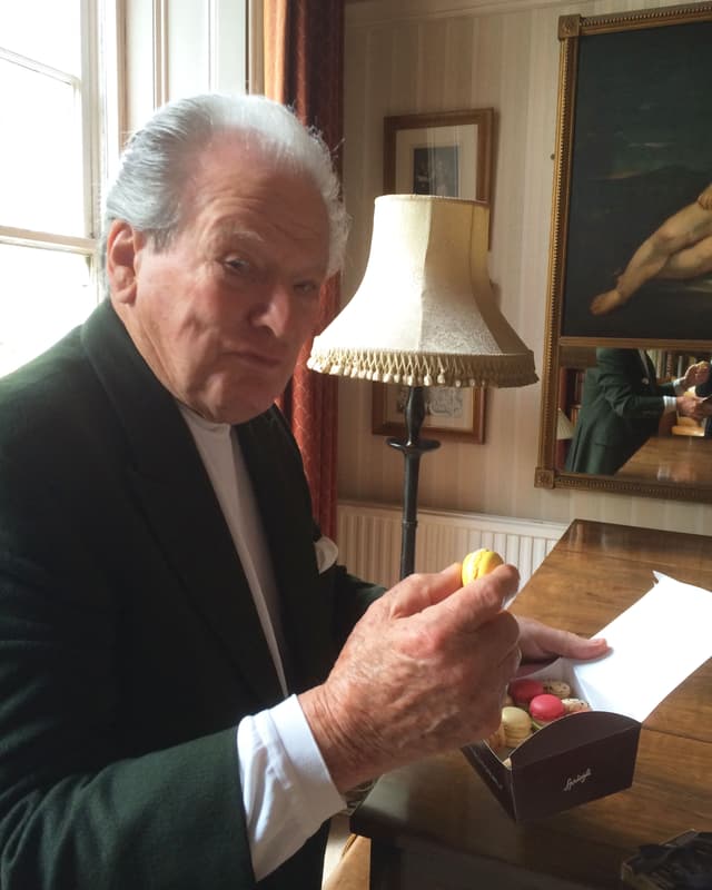 Neville Marriner posiert mit einem Luxemburgerli. Neville Marriner posiert mit einem Luxemburgerli.