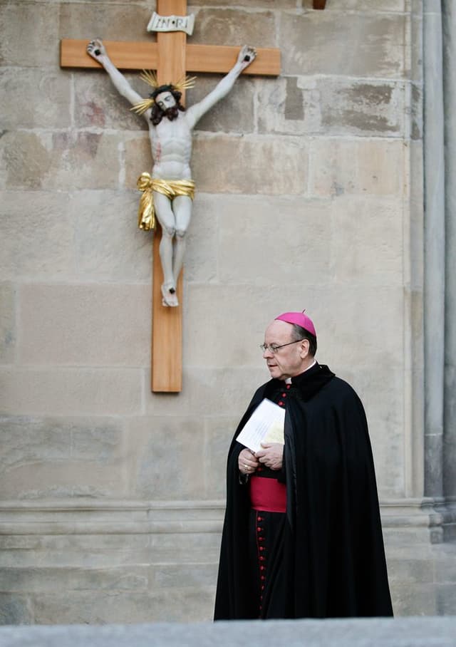 Huonder läuft am gekreuzigten Jesus vorbei. Huonder läuft am gekreuzigten Jesus vorbei.