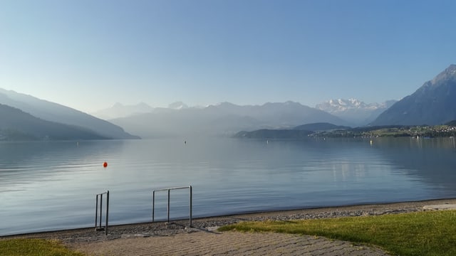 Blick über den Thunersee Richtung Berner Oberland. Blick über den Thunersee Richtung Berner Oberland.