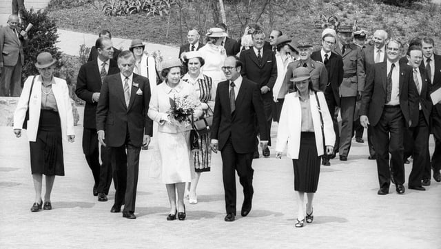 Die britische Königin Elizabeth beim Besuch der Grün 80. Die britische Königin Elizabeth beim Besuch der Grün 80.