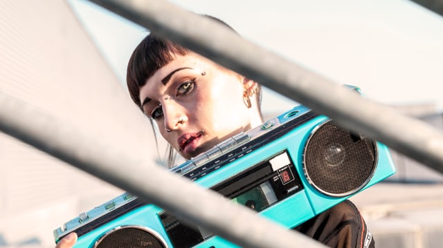 Junge Frau mit altem Radio Junge Frau mit altem Radio