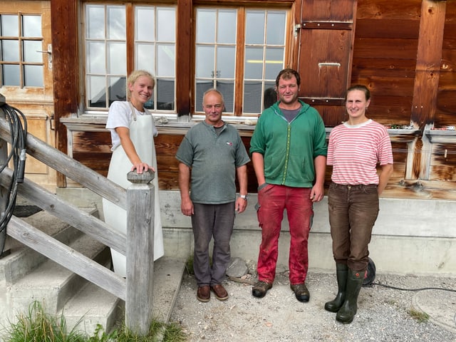 Von links nach rechts: Milchtechnologin Katia Roos, Älpler Christian Haueter, Sohn Alex Haueter, dessen Frau Jarka Haueter.