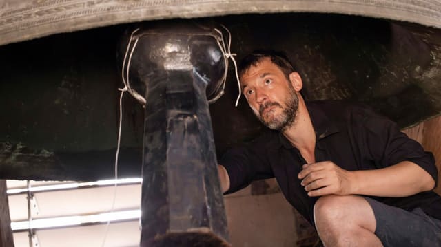 Peter Conradin Zumthor schiebt den Klöppel an die Glocke und testet so den Klang. Peter Conradin Zumthor schiebt den Klöppel an die Glocke und testet so den Klang.