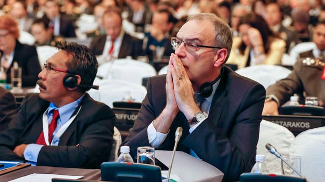 Parmelin an einem Pult der Konferenz. Parmelin an einem Pult der Konferenz.