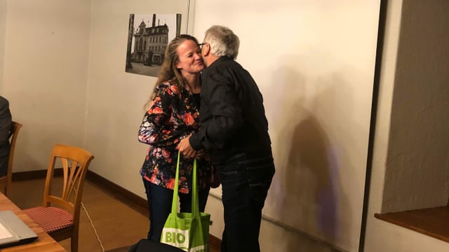 Mann küsst Frau auf die Wange. Mann küsst Frau auf die Wange.