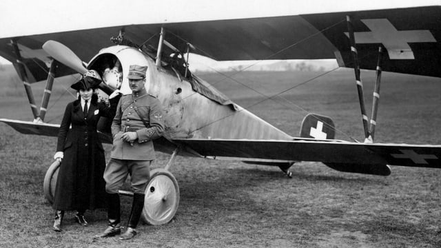 Flugpionier vor Flugzeug Flugpionier vor Flugzeug