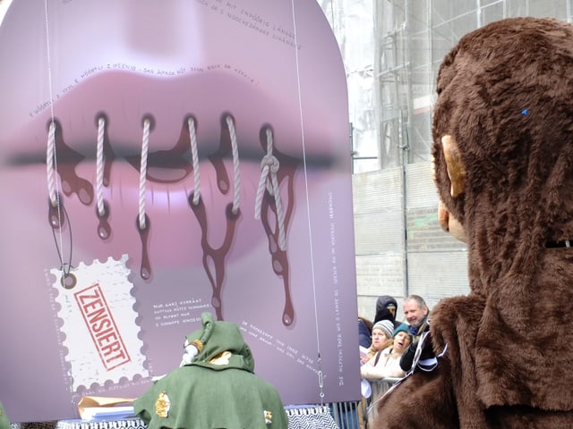 Zugenähter Mund auf Laterne
