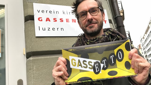 Roger Lütolf vom Verein Kirchliche Gassenarbeit Luzern mit einer Comic-Spezialausgabe der "Gasseziitig" in der Hand. Roger Lütolf vom Verein Kirchliche Gassenarbeit Luzern mit einer Comic-Spezialausgabe der "Gasseziitig" in der Hand.