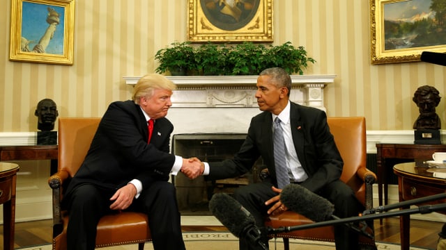 Obama und Trump geben sich die Hand Obama und Trump geben sich die Hand