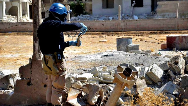 Ein UNO-Inspektor nimmt Proben in der Nähe einer mutmasslichen Giftgas-Bombe, die abgefeuert wurde.