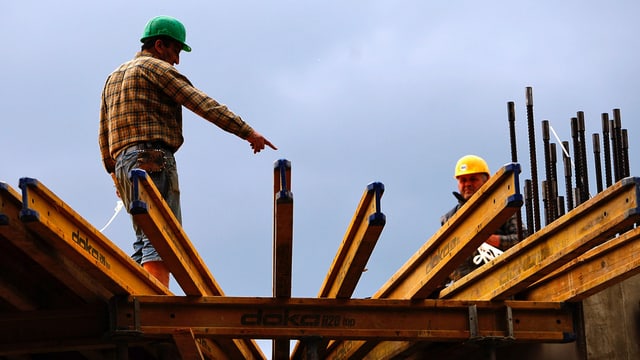 Zwei Personen auf einer Baustelle. Zwei Personen auf einer Baustelle.