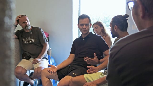 Zwei Männer auf Stühlen spielen Theater Zwei Männer auf Stühlen spielen Theater