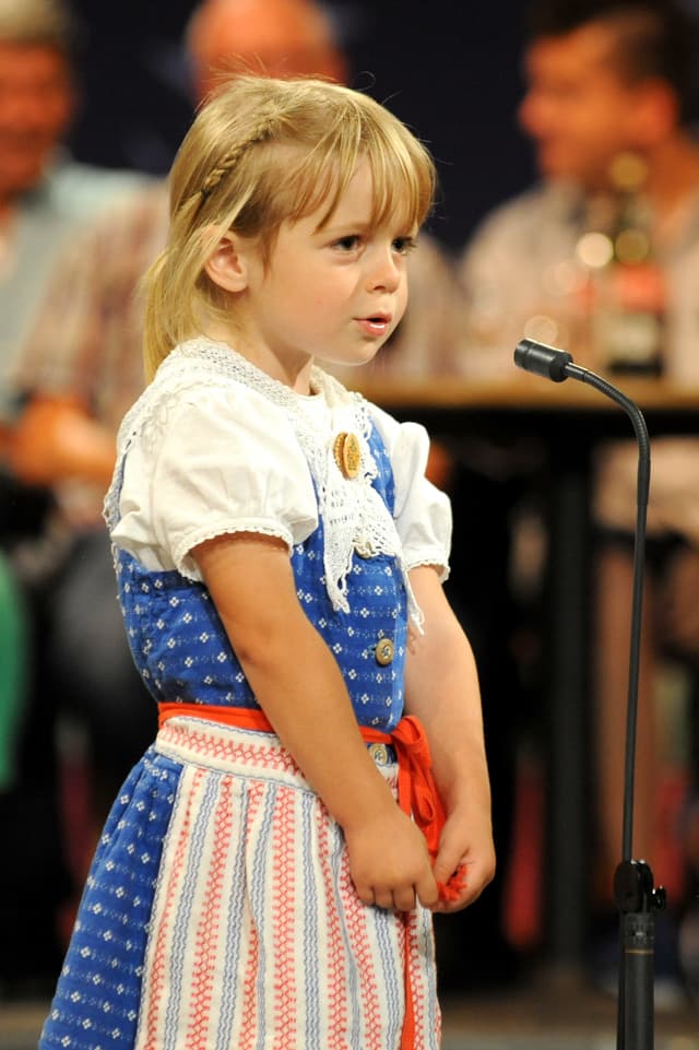 Leandra, die kleine Schwester von den Geschwistern Sutter singt auf der Bühne.
