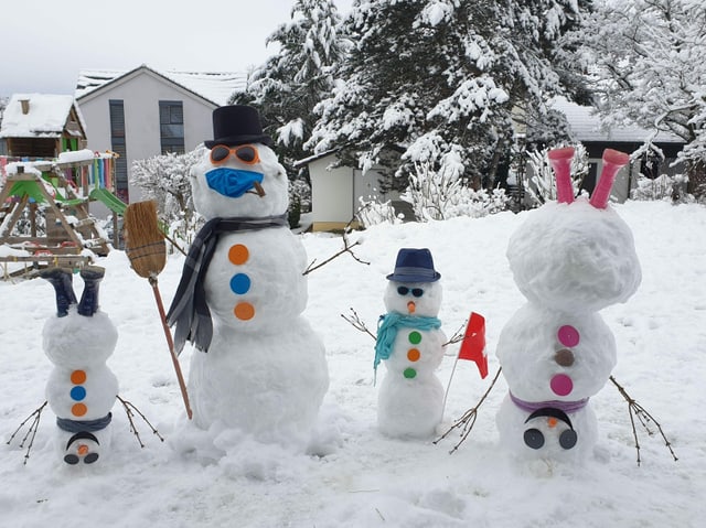 Bunte Schneefamilie