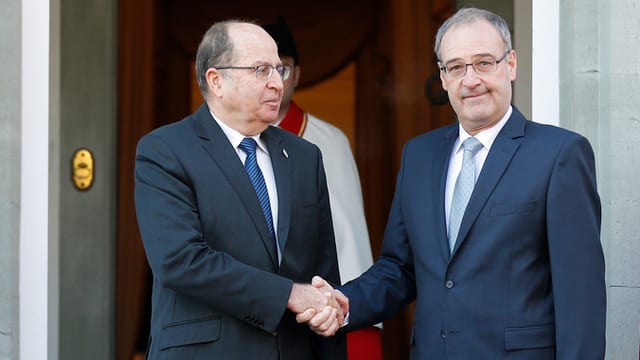 Yaalon und Parmelin reichen sich die Hand. Yaalon und Parmelin reichen sich die Hand.
