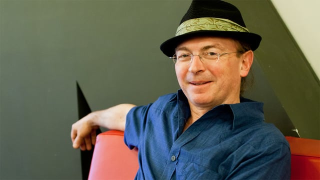 Porträt von Seth Lloyd mit schwarzem Hut. Porträt von Seth Lloyd mit schwarzem Hut.