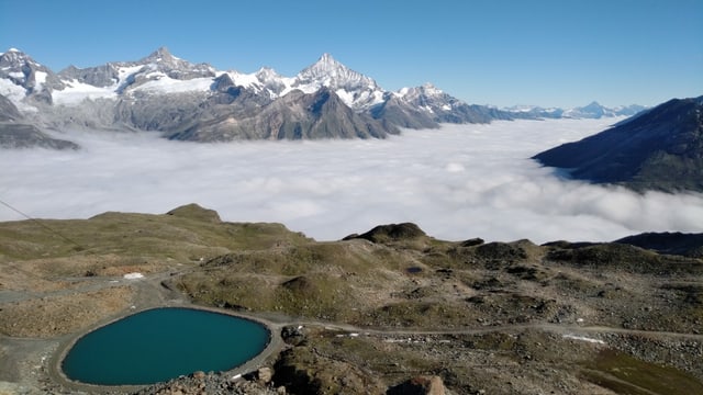 Blick vom Gornergrat nach Norden auf die meist aperen Walliser Berge. Blick vom Gornergrat nach Norden auf die meist aperen Walliser Berge.