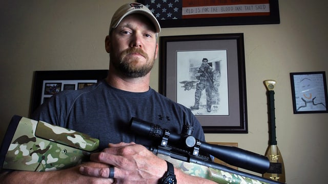 Chris Kyle mit einem Gewehr in der Hand Chris Kyle mit einem Gewehr in der Hand