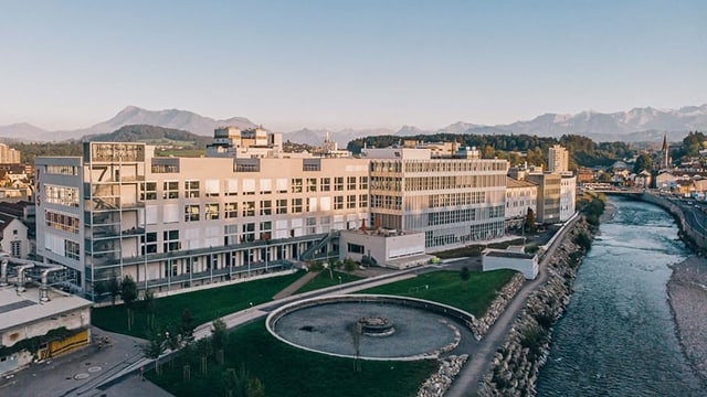 Die zwei Gebäude der Hochschule in Emmenbrücke (rechts der Neubau). Die zwei Gebäude der Hochschule in Emmenbrücke (rechts der Neubau).