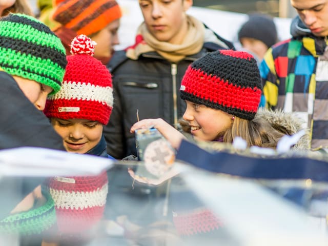 Die Schule Hirschthal kam nicht nur zum Singen, sie hat auch ihre Schatztruhe in den JRZ-Spendenschlitz geleert.