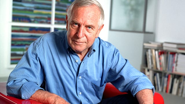 Portrait des Medienethikers Peter Studer. Er sitzt in einem blauen Hemd in einem roten Sessel. Portrait des Medienethikers Peter Studer. Er sitzt in einem blauen Hemd in einem roten Sessel.